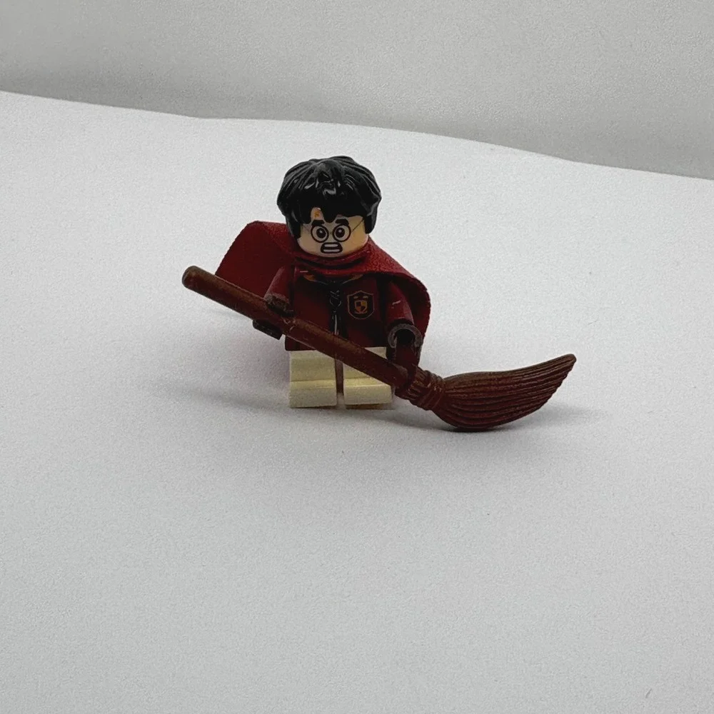 LEGO Harry Potter Quidditch Minifigure Gryffindor Robes with Cape and Broom